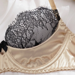 BH aus champagnerfarbenem Satin mit schwarzer Wimpernspitze und Schleifendetail
