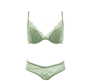 Détail de l'ensemble soutien-gorge en dentelle florale vert clair et culotte assortie