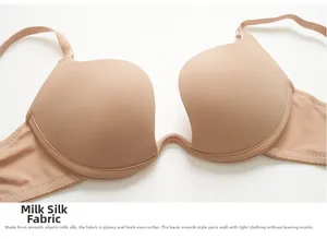 Dettaglio reggiseno color nudo senza cuciture in seta di latte lucida con scollo a V
