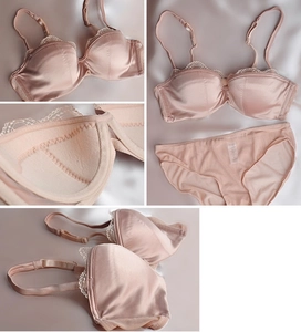 Détail d'un ensemble de lingerie en satin rose avec bonnets souples et texture de soie