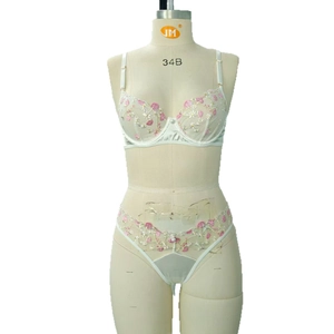 Ensemble lingerie en dentelle blanche avec broderies florales et soutien-gorge à armatures