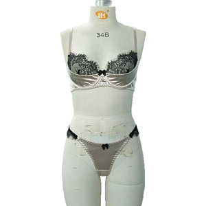 Dessous-Set aus Satin und schwarzer Spitze mit Bügel-BH und passendem Thong auf Schaufensterpuppe