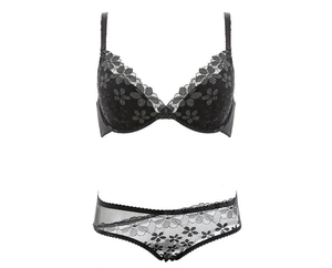 Détails d'un ensemble lingerie en dentelle noire avec broderies et bretelles fines