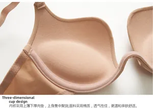 Dettaglio della coppa del reggiseno push-up 3D con trama in cotone morbido e traspirante