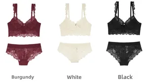 Détail à plat d'ensembles de lingerie en dentelle en rouge, blanc et noir élégant