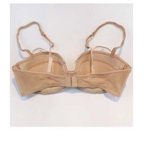 Détail du soutien-gorge sans couture en dentelle beige avec bretelles et mesh respirant