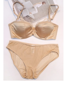 Vue détaillée de l'ensemble de lingerie en satin champagne avec bordure en dentelle fine