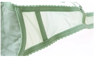 Détail d'un soutien-gorge en dentelle vert clair montrant le mesh et les coutures fines
