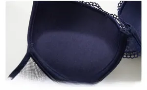 Détail du bonnet de soutien-gorge en dentelle bleu foncé montrant la doublure douce et le rembourrage