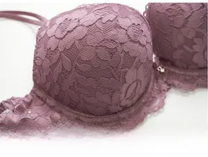 Gros plan sur la dentelle florale et les bonnets moulés d'un soutien-gorge push-up mauve