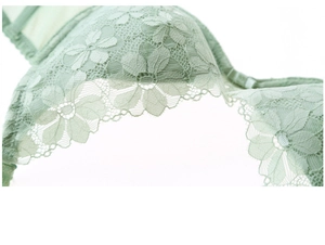 Gros plan sur la dentelle florale vert clair et les bordures festonnées d'un soutien-gorge