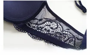 Détail des ailes latérales en dentelle bleu foncé montrant le mesh respirant