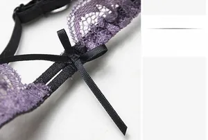 Gros plan sur la dentelle violette avec nœuds en satin noir et bretelles fines
