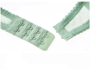Détail d'un soutien-gorge en dentelle vert menthe avec agrafage à quatre rangées sur mesh