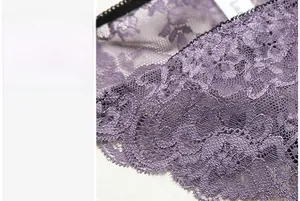 Gros plan détaillé sur une culotte en dentelle florale violette transparente à bords festonnés