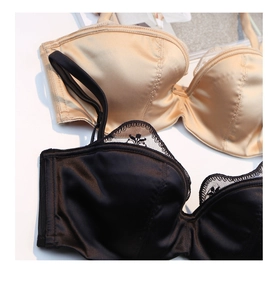 Détail de soutiens-gorge en satin avec dentelle élégante et côtés en maille respirante
