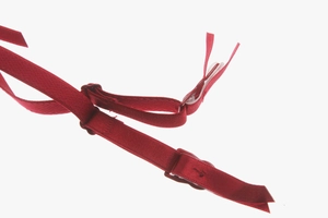 Détail macro de la bandoulière élastique réglable rouge foncé avec finition satinée