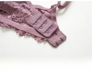 Détail d'un soutien-gorge en dentelle violette avec fermeture à agrafes sur deux rangées