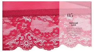 Gros plan sur de la dentelle rouge avec motifs floraux et bords festonnés pour soutien-gorge