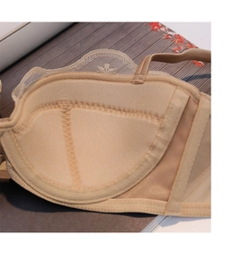 Détail de la doublure en maille respirante et de la dentelle florale du soutien-gorge