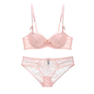 Ensemble lingerie en dentelle rose avec soutien-gorge push-up et culotte assortie