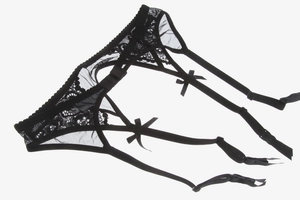 Vue détaillée d'un porte-jarretelles en dentelle noire avec quatre bretelles et nœuds