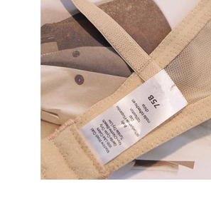 Détail macro de l'étiquette d'un soutien-gorge sans couture indiquant 100% coton