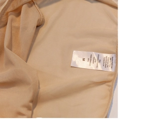 Détail de l'étiquette d'entretien sur le soutien-gorge en maille avec taille M
