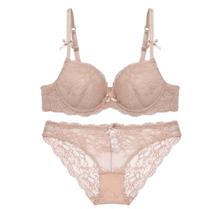 Vista dettagliata del set di lingerie in pizzo beige con motivi floreali e fiocchetti