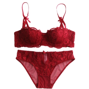 Elegante set di lingerie in pizzo rosso con ricami floreali e dettagli a fiocco