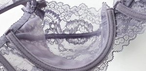Dettaglio ravvicinato del pizzo viola delicato e della maglia trasparente del reggiseno