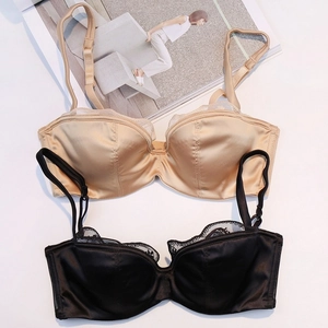 Détail à plat de soutiens-gorge en satin champagne et noir avec dentelle et aspect soie