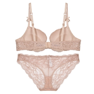 Dettaglio del set lingerie in pizzo beige con reggiseno push-up e slip abbinato
