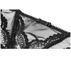Gros plan sur de la dentelle florale noire avec petit nœud en soie et maille fine