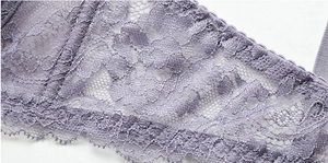 Dettaglio macro in pizzo floreale lavanda con bordo a ciglia delicato sulle coppe