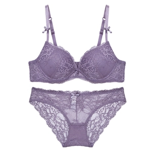 Dettaglio del set lingerie in pizzo color lavanda con reggiseno push-up e slip abbinati