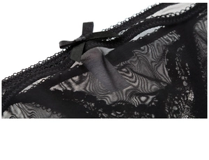 Détail macro d'une culotte en dentelle noire sexy avec broderie et nœud en ruban