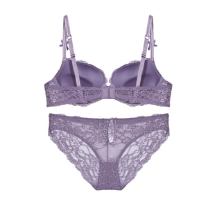 Dettaglio del set di lingerie in pizzo lavanda con ricami floreali e piccoli fiocchi