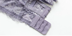Dettaglio del reggiseno in pizzo lavanda con motivi floreali e spalline regolabili