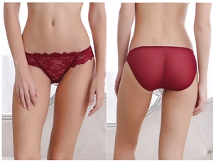 Détails avant et arrière d'une culotte en dentelle bordeaux avec mesh transparent
