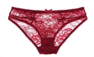 Détails du slip en dentelle florale rouge avec un petit nœud et broderies élégantes