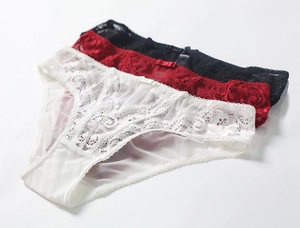 Détails à plat de sous-vêtements en dentelle pour femmes en blanc, rouge et noir avec nœuds