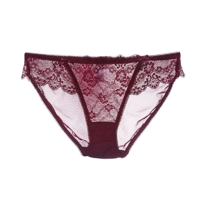 Détail de culotte en dentelle bordeaux avec maille nid d'abeille et bords festonnés