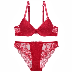 Elegantes rotes Spitzenunterwäsche-Set mit Push-up-Bügel-BH und passendem Slip