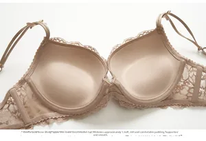 Dettaglio della coppa del reggiseno in pizzo spessa 1,5 cm con interno morbido push-up