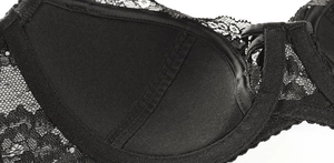 Détails du soutien-gorge en dentelle noire montrant le rembourrage et le maintien latéral