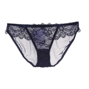 Détails de culotte en dentelle bleu foncé avec motifs floraux et petits nœuds satiné