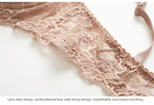 Dettaglio delle ali laterali in pizzo ricamato traspirante su un reggiseno rosa