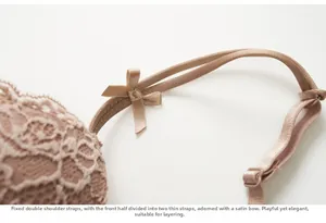Reggiseno in pizzo con spalline doppie e fiocchi di raso eleganti in primo piano