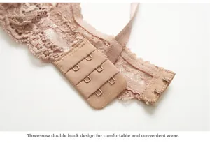 Vista macro del reggiseno in pizzo con chiusura posteriore a 3 file di ganci rosa